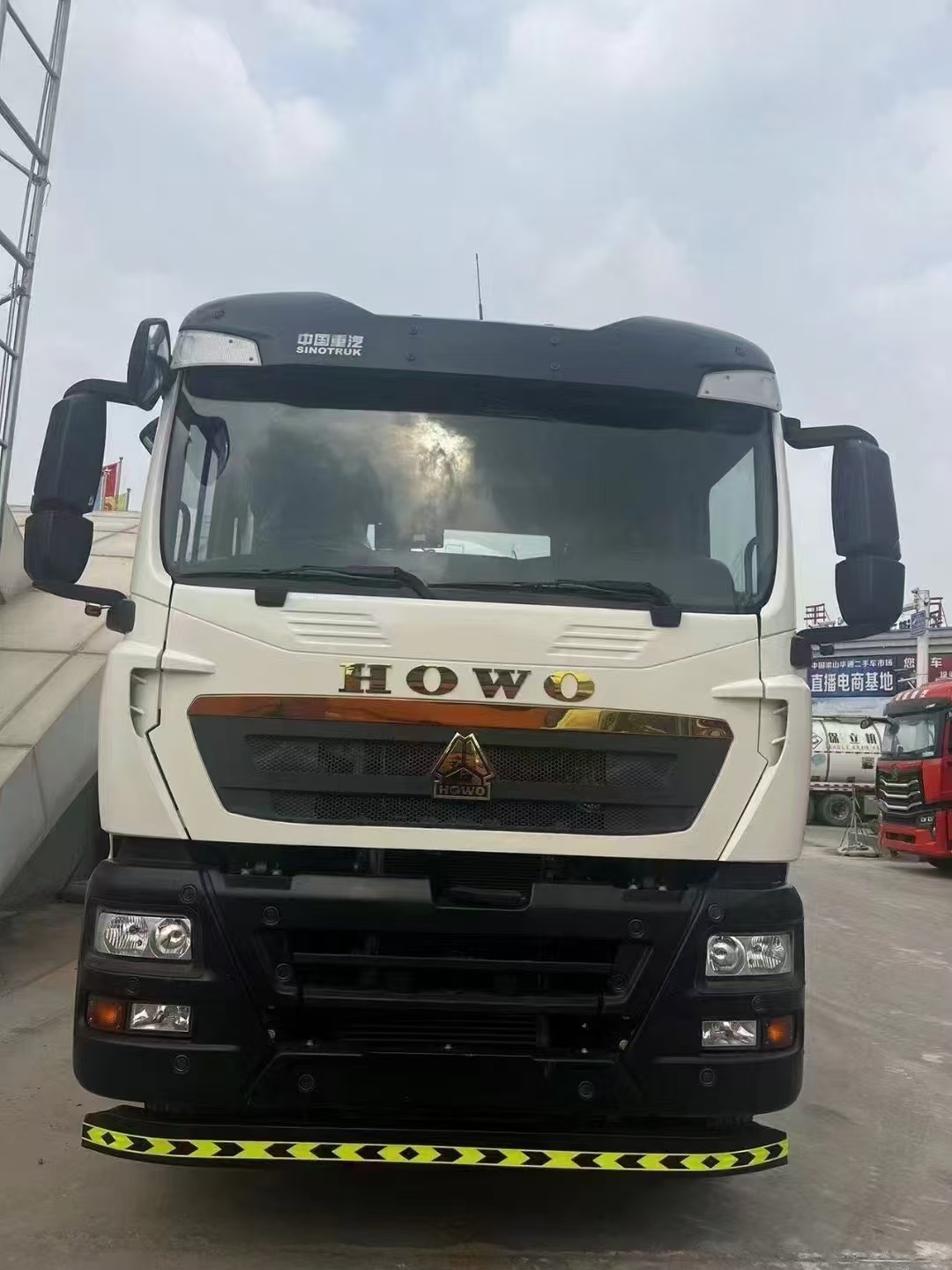 Howo tx ؛ شاسی کامیون اصلی میکسر ؛ محور جلو به محور میانی 4.9 متر ، قاب 6.6 متر ، محور میانی تا محور عقب 1.35 متر ، محور میانی تا عقب 2.7 متر