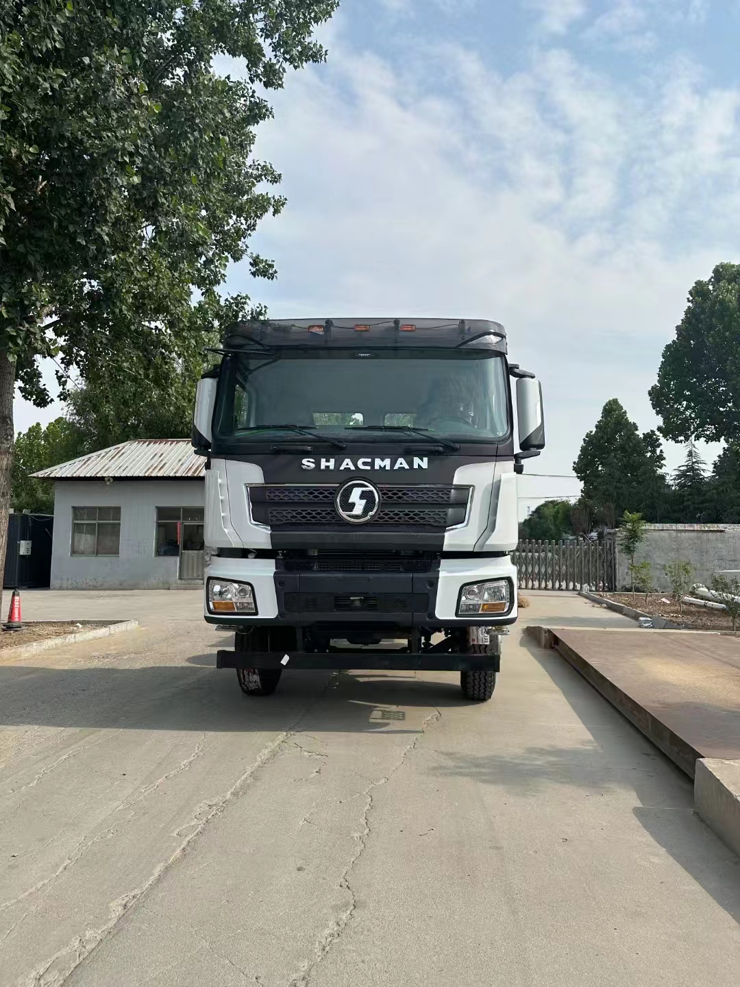 صادر کردن اتومبیل های جدید به خانه خود Shaanxi Automobile Delonghi X3000-8x4 National V ، Steel Bridge ، Manual Transfer ، جعبه بزرگ را می توان سفارشی کرد ، بیشترین مدل در آسیای میانه و روسیه
